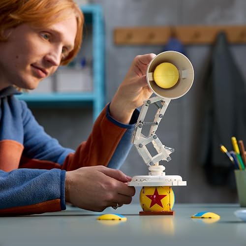 Lego Ideas | Disney Pixar Luxo Jr. Modelo de Exhibición Construible y Coleccionable para Adultos, Recuerdo Cinematográfico, Nostálgico Regalo para Hombres, Mujeres y Fans 21357