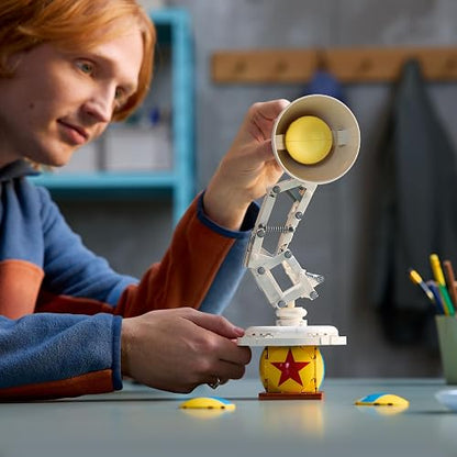 Lego Ideas | Disney Pixar Luxo Jr. Modelo de Exhibición Construible y Coleccionable para Adultos, Recuerdo Cinematográfico, Nostálgico Regalo para Hombres, Mujeres y Fans 21357