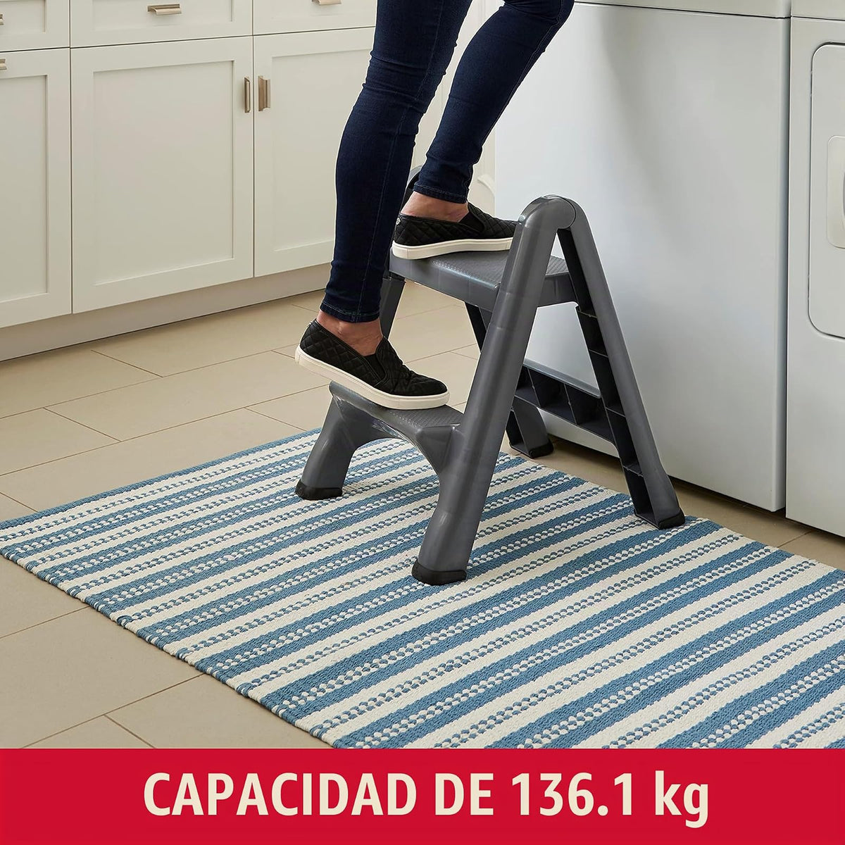 Rubbermaid Commercial Products E-Z Step – Banco Escalera Plegable de 2 Peldaños, Taburete Portátil de Alta Resistencia, 136 kg, Negro FG420903