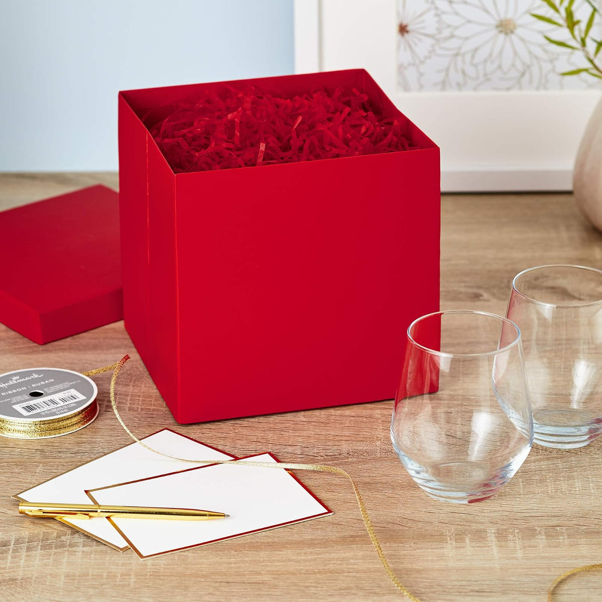 Hallmark - Caja de regalo de 7 pulgadas con tapa (rojo) para Navidad, cumpleaños, día del padre, despedida de soltera, bodas, baby shower, día de San Valentín y graduaciones