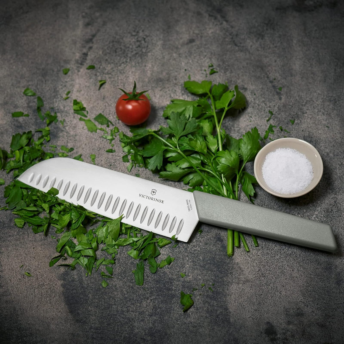 Victorinox 6.9056.17K6B Cuchillo Santoku Con Alveolos, 17 Cm, Madera, Gris