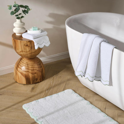 Peri Home - Alfombra de baño festoneada, Suave y Absorbente, 100% algodón, 20 x 30 Pulgadas, Color Blanco con Festoneado Salvia
