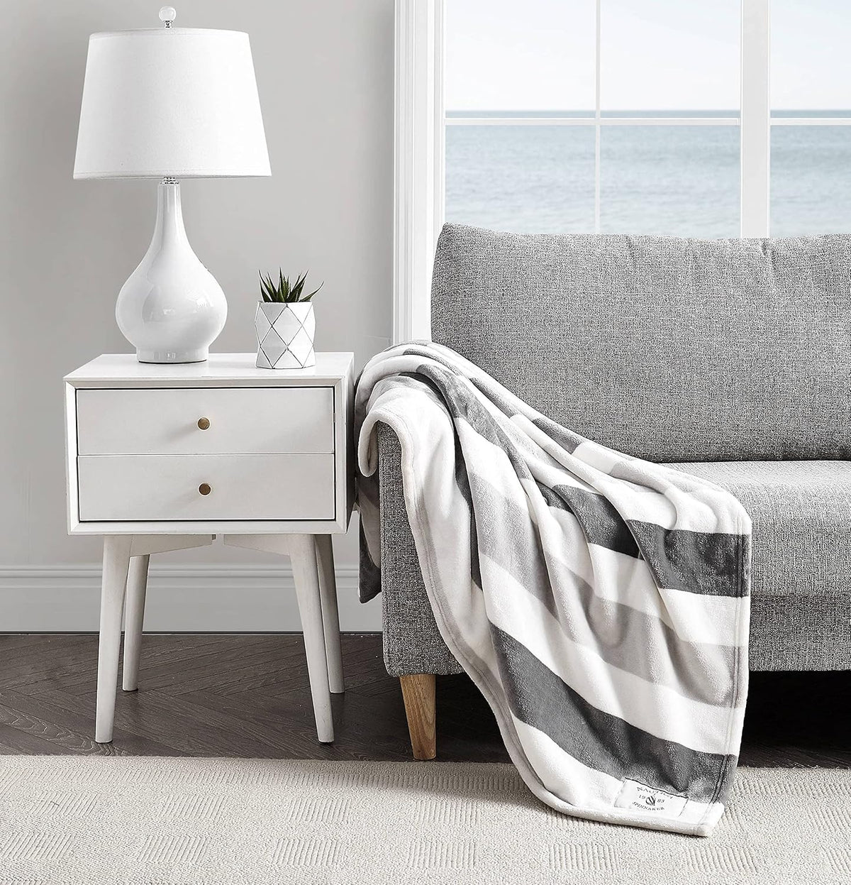 Nautica - Manta de Forro Polar súper Suave y acogedora, Esencial para habitación de recámara (Gris a Rayas, 50 x 60 Pulgadas)
