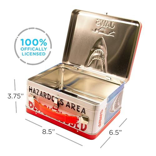 AQUARIUS Jaws Gen 2 Fun Box - Caja de almacenamiento de lata resistente con mango de plástico y cubierta frontal en relieve, mercancía oficial de mandíbulas y regalo coleccionable para niños,