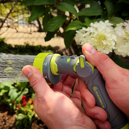 Flexzilla - Rociador de boquilla de manguera de jardín de flujo ajustable de 7 patrones con control fácil de usar, ligero y duradero