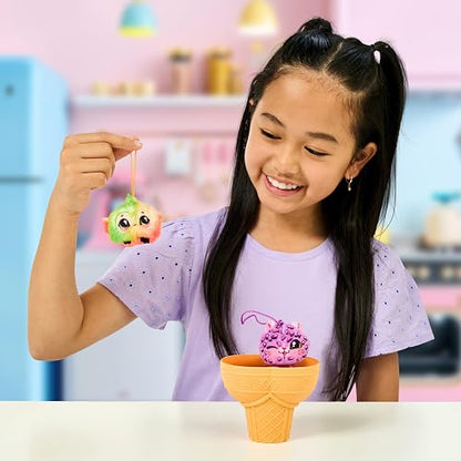 Cookeez Makery - Yum Yumz, 2 Peluches Sorpresa, Cono de Helado, Ninas 4+ | Peluches con aroma dulce, mecanismo de giro para revelar sorpresa, incluye stickers
