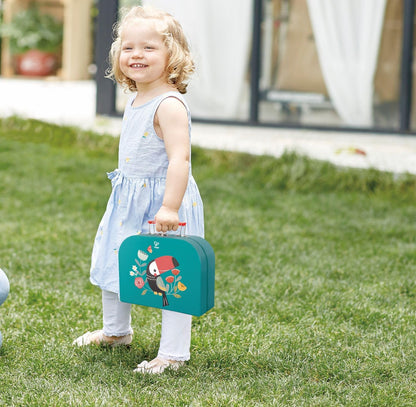 Hape Juego De Té para Niños con Maletín Portátil | Tetera, Tazas, Accesorios, Juego De Rol, Desarrolla Imaginación