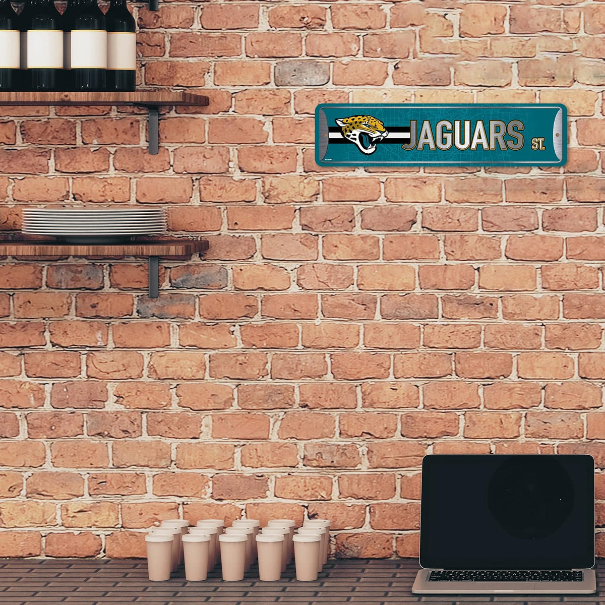 Rico Industries NFL Tampa Bay - Letrero de metal para decoración del hogar (4 x 15 pulgadas), ideal para el hogar, la oficina, el recámara y la cueva del hombre, hecho en plata