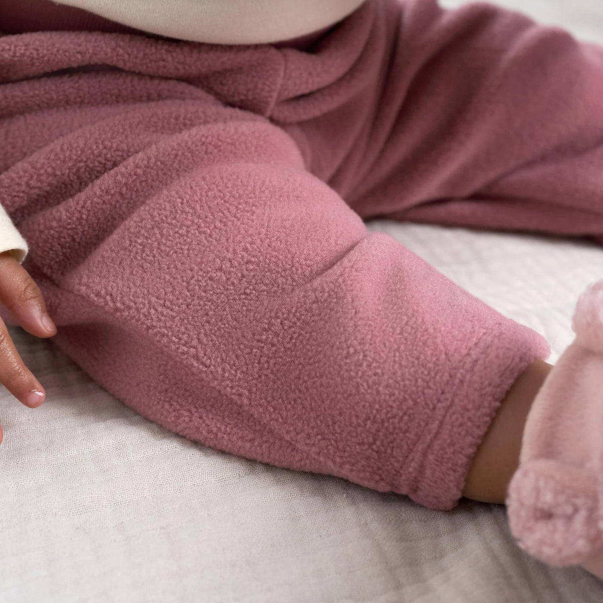 Gerber Paquete de 4 Pantalones de Microforro Polar Pantalones Deportivos para bebés niños