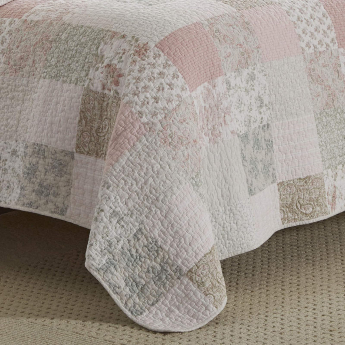 Laura Ashley - Juego de edredón tamaño King, Ropa de Cama Reversible de algodón con Fundas a Juego, decoración del hogar Inspirada en los Retazos (Celina Patchwork Rosa/Salvia, King)