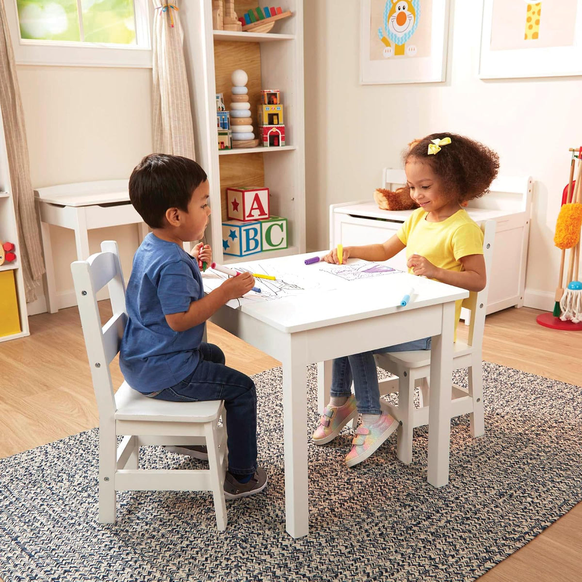 Melissa & Doug Mesa y sillas de madera sólida, construcción robusta de madera, capacidad de 150 lbs (68 kg), fácil de armar, juego de 3 piezas, 50.8 cm ancho x 59.69 cm H x 52.07 cm largo