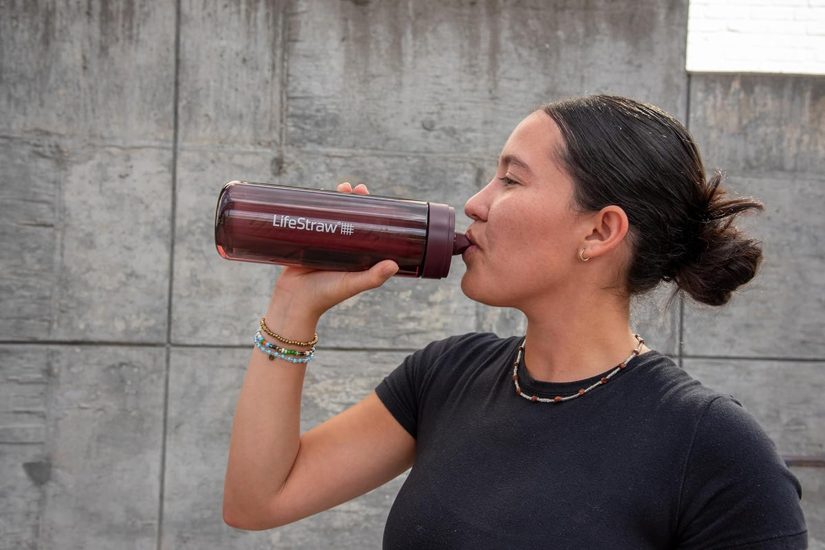 LifeStraw Go Series - Botella de Filtro de Agua sin BPA para Viajes y Uso Diario Elimina bacterias, parásitos y microplásticos, Mejora el Sabor, Merlot Me Away de 22 onzas