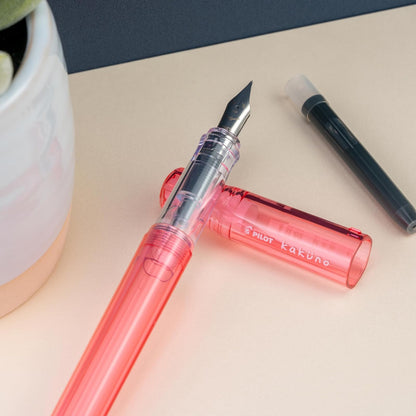 PILOT Pluma Fuente Kakuno, barril color coral traslúcido, punto mediano, estuche con una pieza
