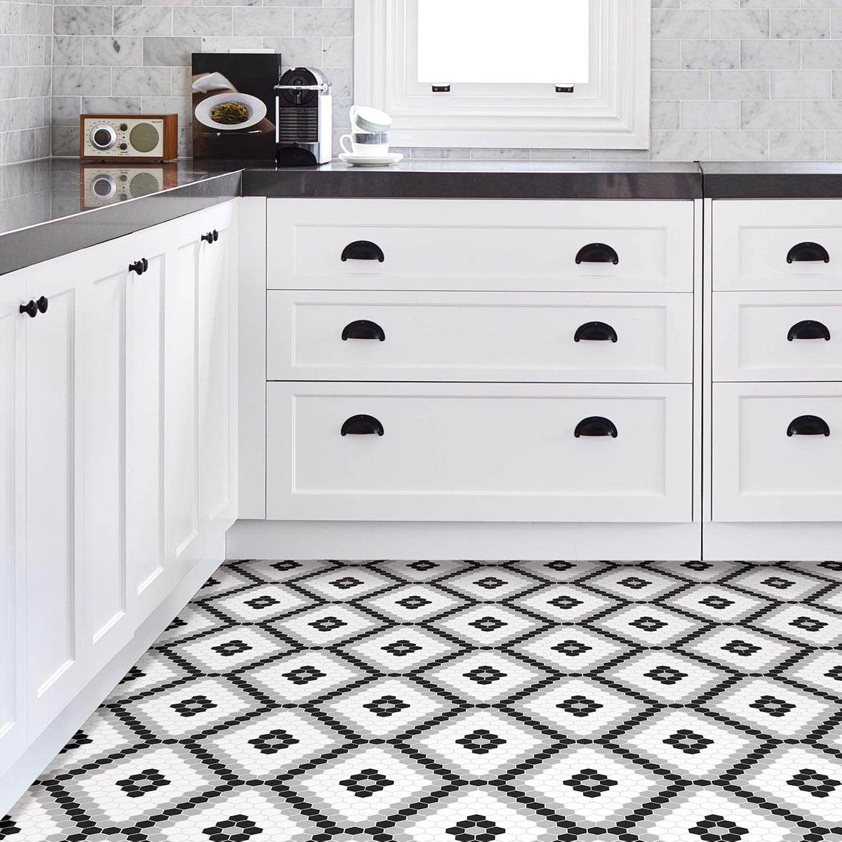 FloorPops FP2950 Leyton - Azulejos de piso para despegar y pegar, color negro