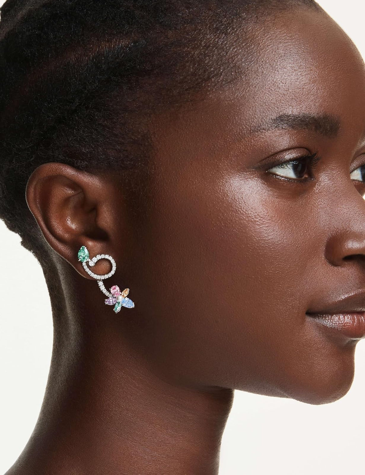Swarovski x Ariana Grande Jewelry Collection: pulsera, gargantilla, arete, piedras multicolores de corte mixto, acabado rodio
