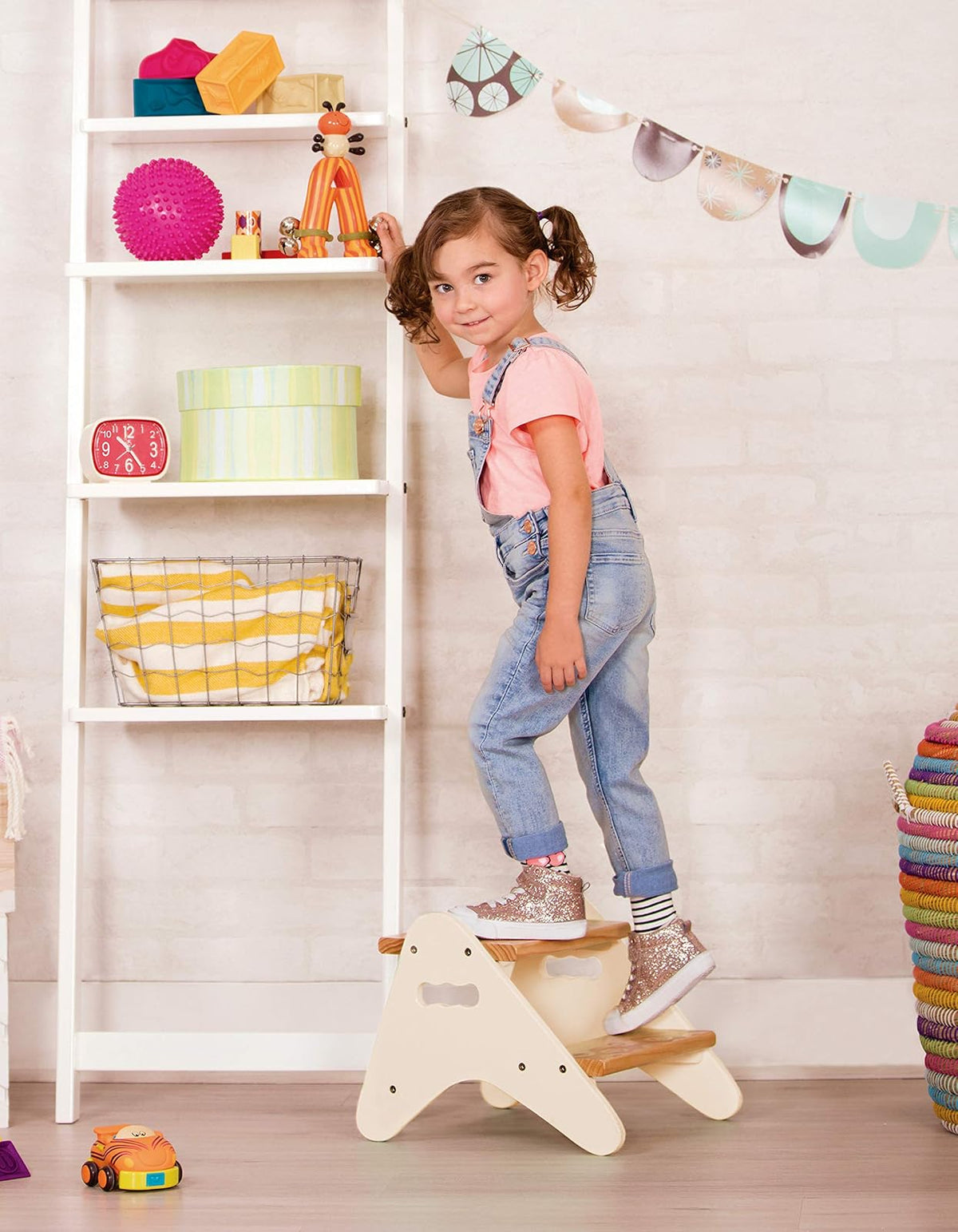 B. toys Peek-A-Boost, Taburete Infantil Marfil de Madera, 2 peldaños | Con asas recortadas, 2 peldaños anchos con textura y llave hexagonal incluida; para baño, cocina o dormitorio; 2 años y +