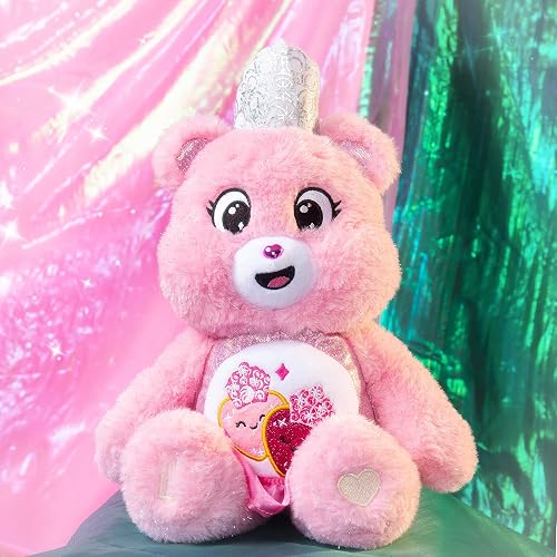 Care Bears x Wicked - Paquete de 2 Peluches (Love-a-Lot as Glinda and Good Luck Bear as Elphaba)