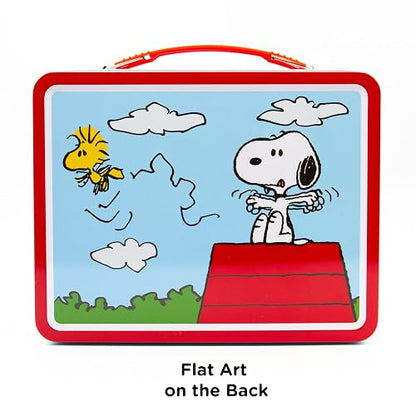 AQUARIUS Peanuts Snoopy Red Dog House Fun Box - Caja de almacenamiento de lata resistente con mango de plástico y cubierta frontal en relieve, producto oficial de Peanuts y regalo coleccionable