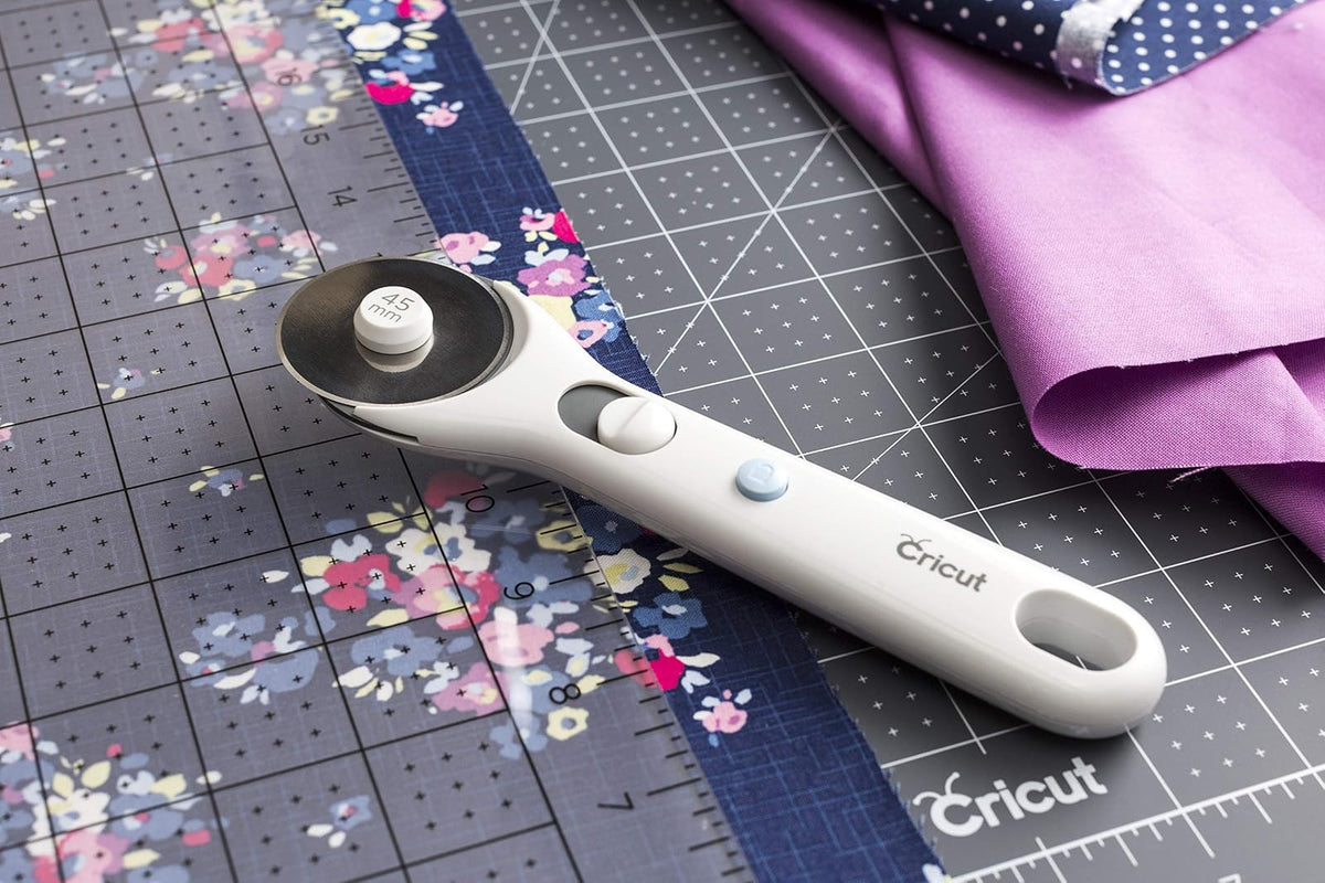 Cricut Cortador rotativo – Cortador rotativo para proyectos de tela, costura y acolchado, compatible tanto para diestros como para zurdos, [45 mm]