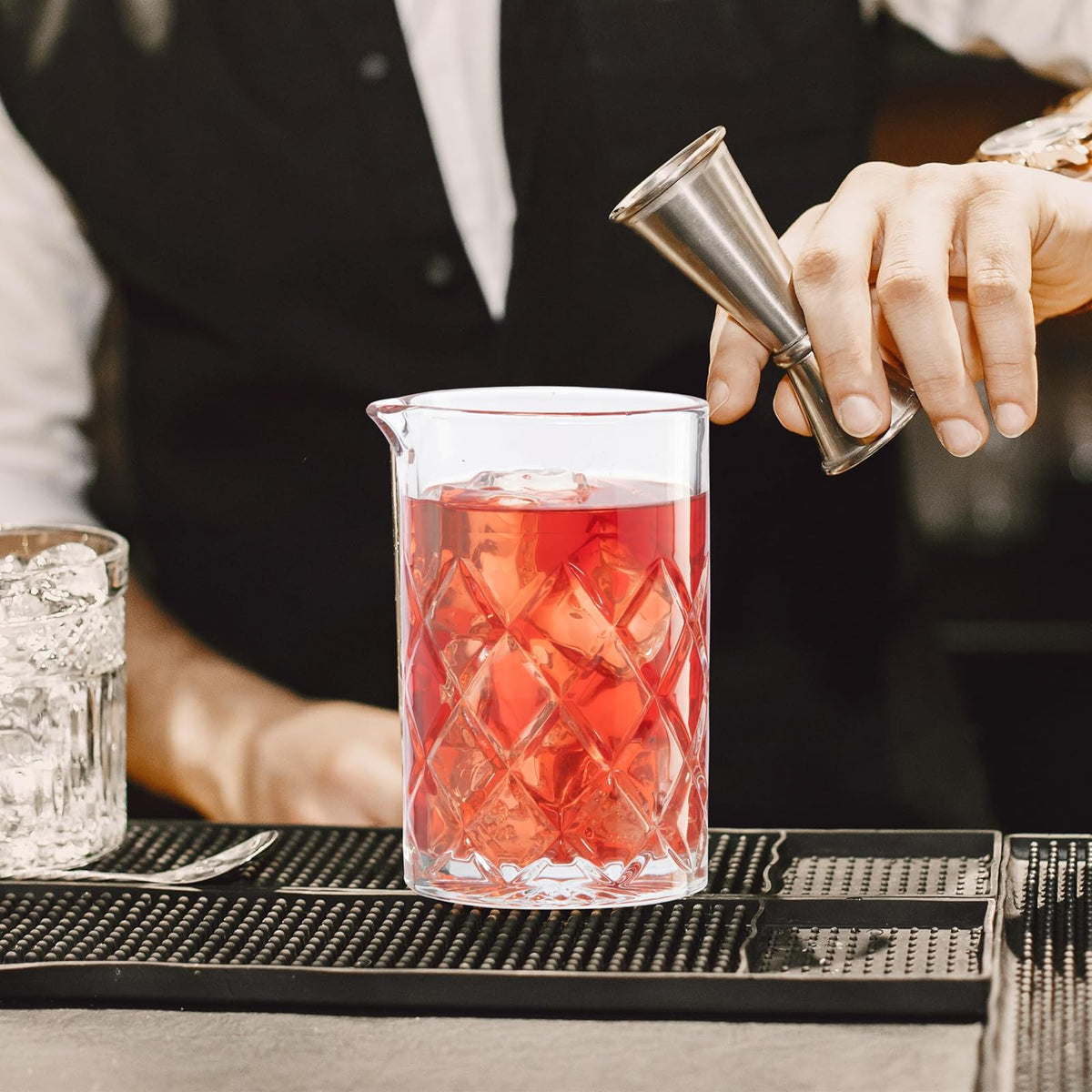 OGGI - Juego de mezcla de vidrio y colador, elegante juego de mezcla de bar con vaso de vidrio de 16 onzas, kit esencial de bartender mixología, kit antiguo, incluye colador de acero inoxidable