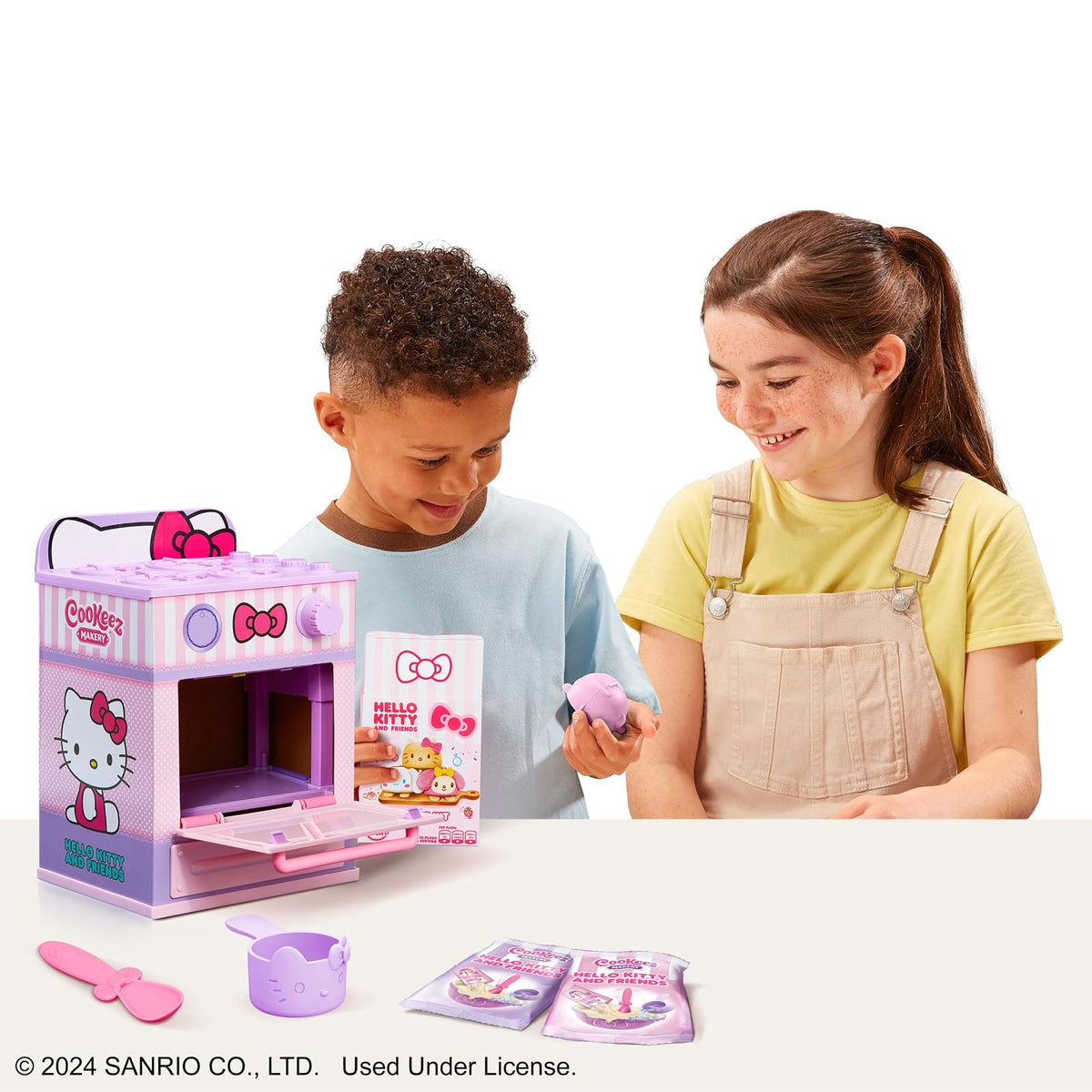 Cookeez Makery - Set de Juego Horno Mágico Hello Kitty and Friends para Niñas, Peluche Sorpresa Interactivo con Aroma, Incluye Accesorios