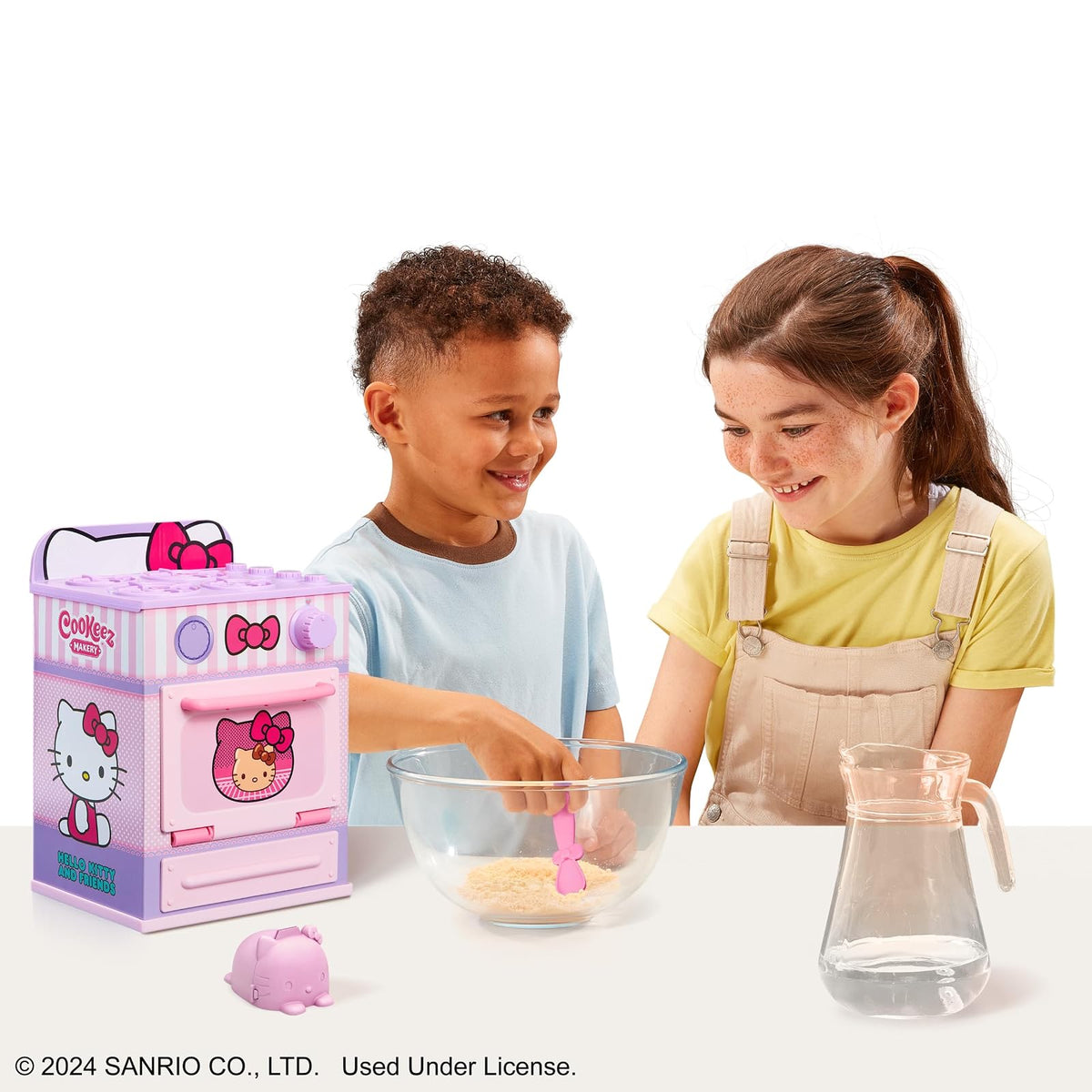 Cookeez Makery - Set de Juego Horno Mágico Hello Kitty and Friends para Niñas, Peluche Sorpresa Interactivo con Aroma, Incluye Accesorios