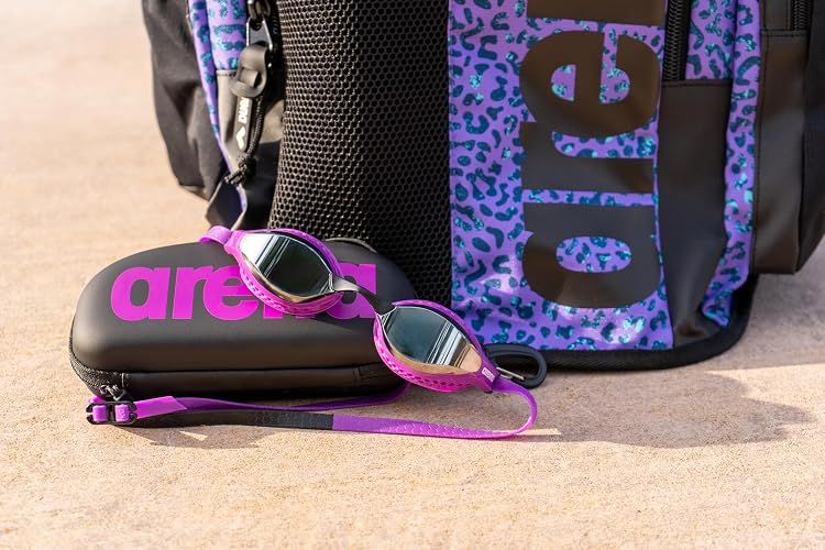 Arena - Funda unisex para anteojos de natación, funda protectora de tapa dura con clip, varios colores