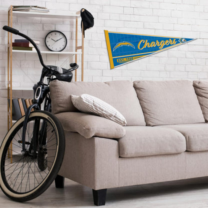 Rico Industries NFL Los Angeles Chargers - Banderín clásico de fieltro suave de 12 x 30 pulgadas, fácil de colgar, decoración del hogar (sala de juegos, cueva de hombre, habitación de cama)