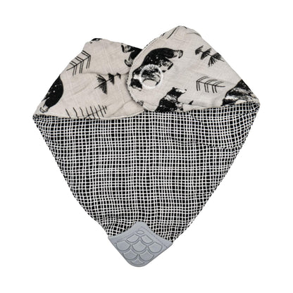 Nuby Reversible 100% Natural Cotton Muslin 3 Piece Teething Bib, Green/Grey/Blue, Dinosaur/Bear/Stripes, Paquete de 3