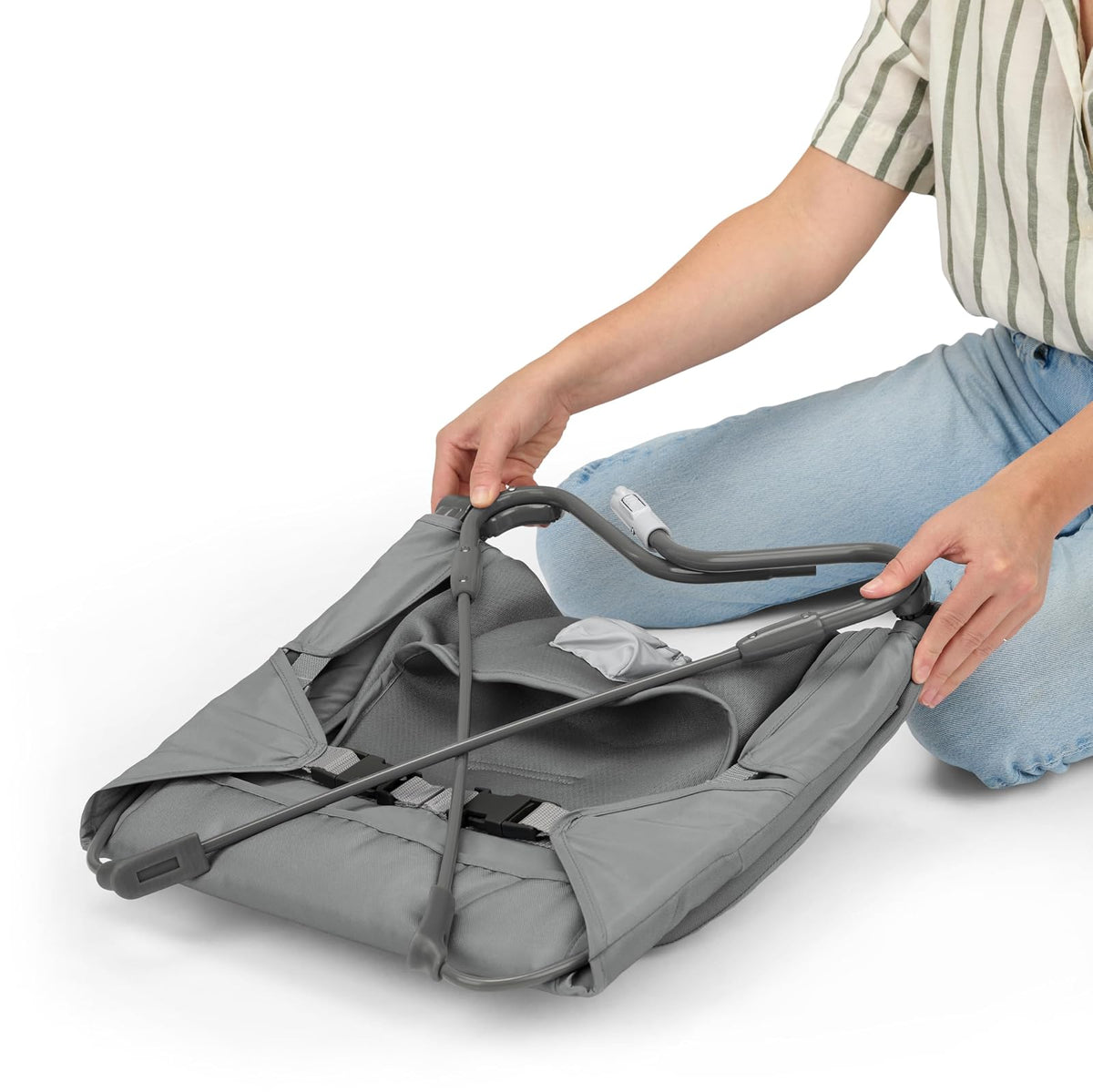 Ingenuity Bouncer Silla Mecedora Plegable para Bebé, Vibraciones relajantes, Arnés de 3 puntos, sonajero extraíble, Unisex, Color gris, de 0 meses hasta 9 kg
