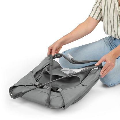 Ingenuity Bouncer Silla Mecedora Plegable para Bebé, Vibraciones relajantes, Arnés de 3 puntos, sonajero extraíble, Unisex, Color gris, de 0 meses hasta 9 kg