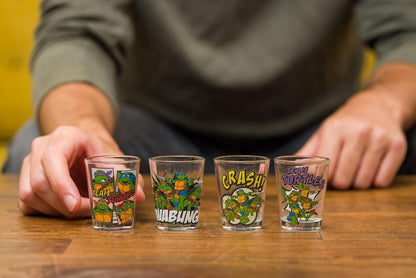 Silver Buffalo Teenage Mutant Ninja Turtles TMNT con Leonardo, Rapheal, Donatello y Miguel Ángel Juego de 4 mini vasos de 1.5 onzas