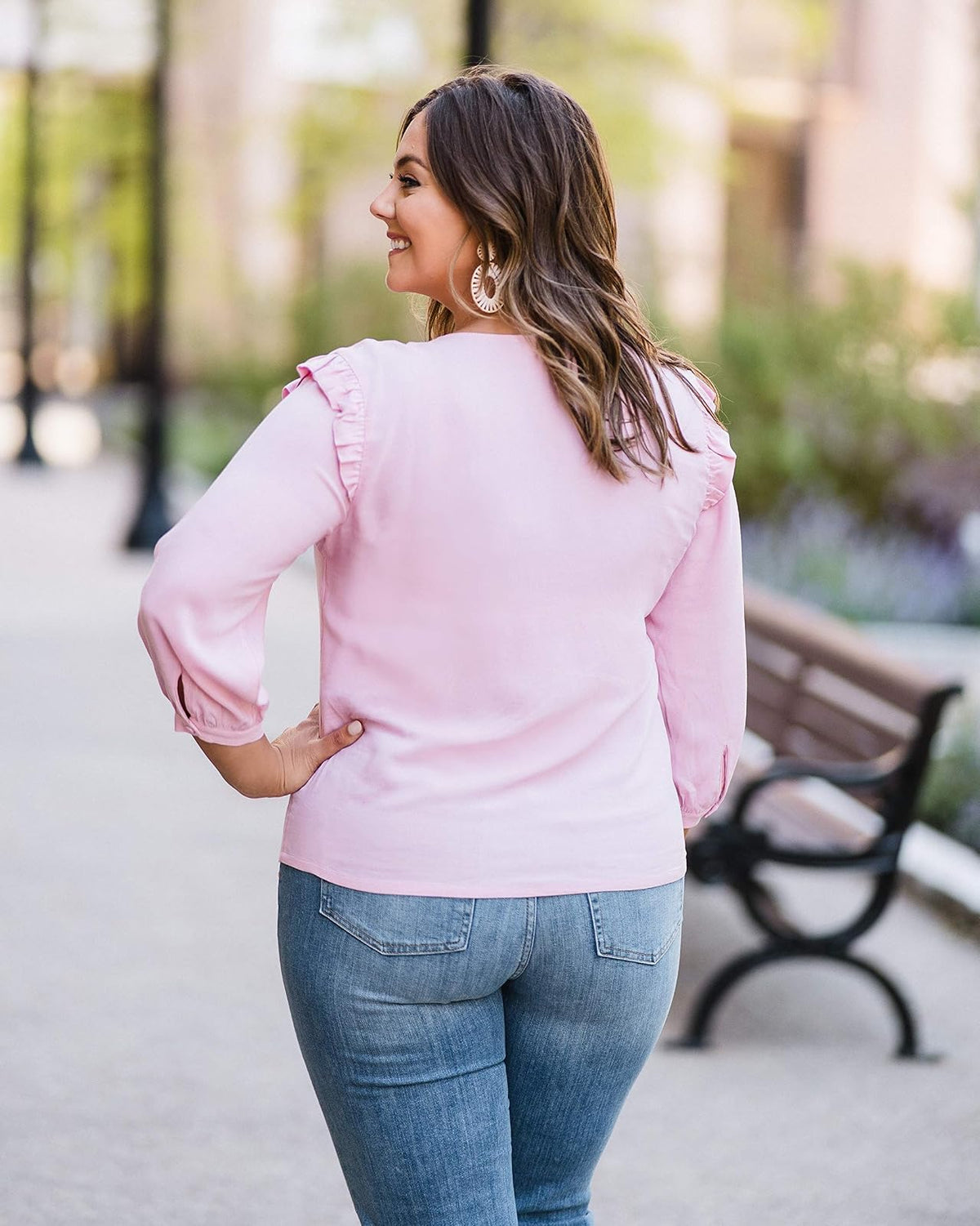 The Drop Top Para Mujer, con Cuello en V y Hombros Volados, Rosado, por @caralynmirand