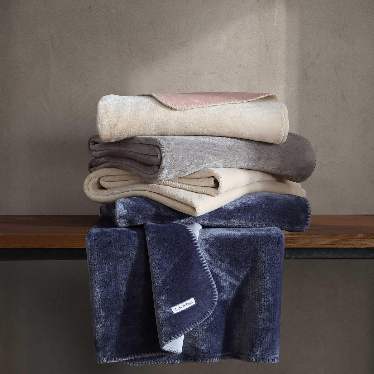 Calvin Klein - Manta Reversible de Felpa de Alta Calidad con Detalles de Punto de azotea, práctica Ropa de Cama de Lujo (Moderno Reversible Gris sólido, 50 x 70)