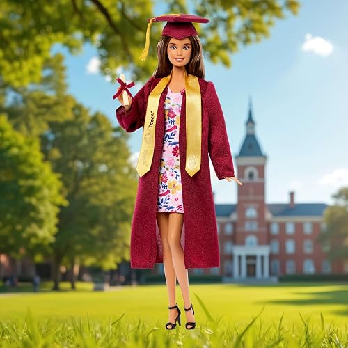 Muñeca de Moda Barbie Signature Graduation Wishes con Bata de Color Burdeos y Gorra de Borla, Juguete Coleccionable en Embalaje de Regalo