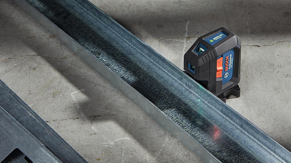 Bosch GPL100-30G Láser de Alineación Autonivelante Verde | Incluye 2 baterías AA, soporte multiuso integrado, estuche de transporte duro, precisión +/-1/8 pulgadas a 30 pies