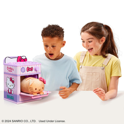 Cookeez Makery - Set de Juego Horno Mágico Hello Kitty and Friends para Niñas, Peluche Sorpresa Interactivo con Aroma, Incluye Accesorios