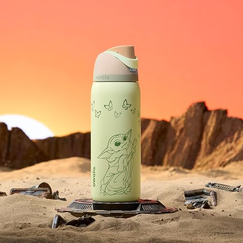 Owala Star Wars FreeSip - Botella de agua aislada de acero inoxidable con popote para deportes, viajes y escuela, botella de agua deportiva sin BPA, 32 onzas, GroGu