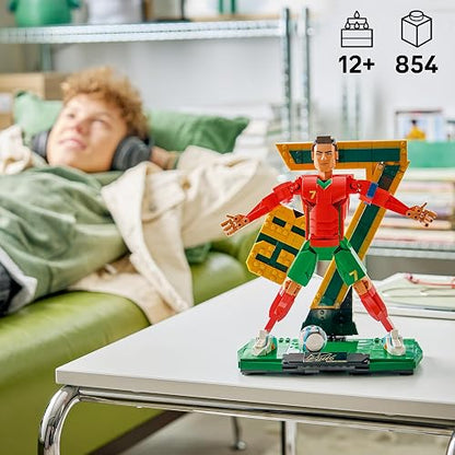 Lego Editions Cristiano Ronaldo: Leyenda del Futbol – Set de Construcción – Decoración Coleccionable Inspirada en el Futbol – Set de Exhibición – Regalo para Niños y Niñas – 43016