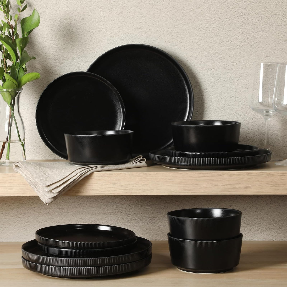 Gibson Home Dempsey Road - Juego de vajilla de gres de 12 piezas, servicio para 4, platos y cuencos negros redondos, duradero y de color sólido, moderno juego de platos en relieve, apto para