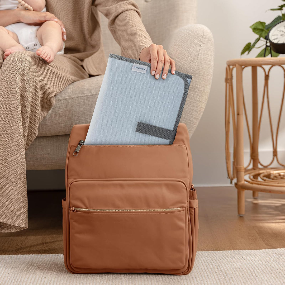 Colchoneta Cambiador de Bebé Compacta – Comfy Cubs, Impermeable y Plegable con Almohadilla Suave, Ligera y Portátil para Viaje – Diseño Unisex en Colores Modernos Azul Mar