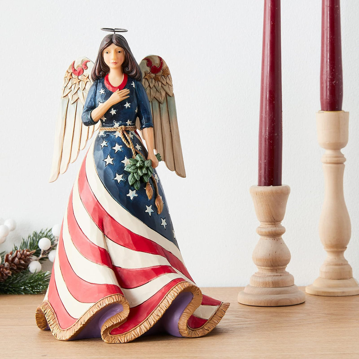Enesco Jim Shore Heartwood Creek - Figura de ángel patriótico con Bandera, 9,8 cm, Multicolor