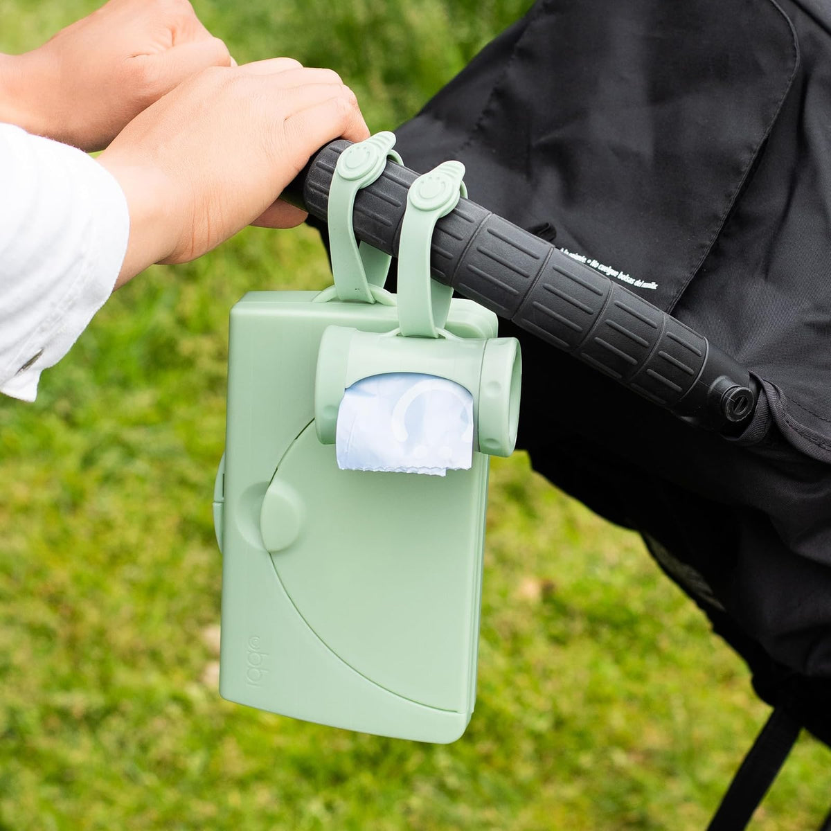 Ubbi On-The-Go - Dispensador de toallitas para bebé, contenedor portátil para viajes, accesorio imprescindible para recién nacidos, soporte para toallitas reutilizables, color verde salvia