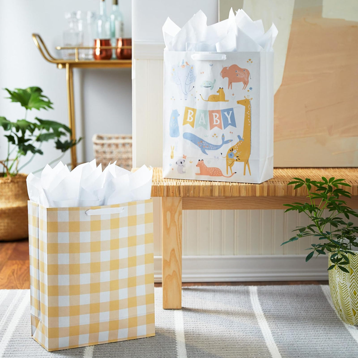 Hallmark Bolsas de regalo extra grandes de 15 pulgadas con papel de seda (2 bolsas: animales de bebé, cuadros amarillos) para baby shower, primer cumpleaños, fiestas de revelación de género