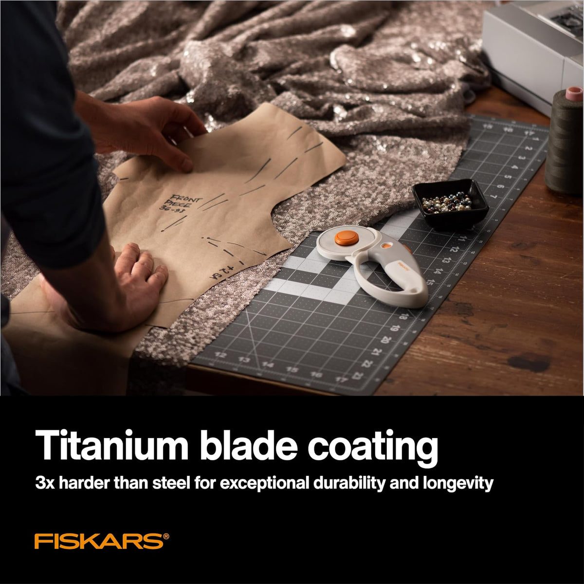 Fiskars - Cortador giratorio de 60 mm para tela con agarre ergonómico y mango cómodo, cortador de tela giratoria de titanio para materiales gruesos, cambio de hoja fácil y seguro, suministros de