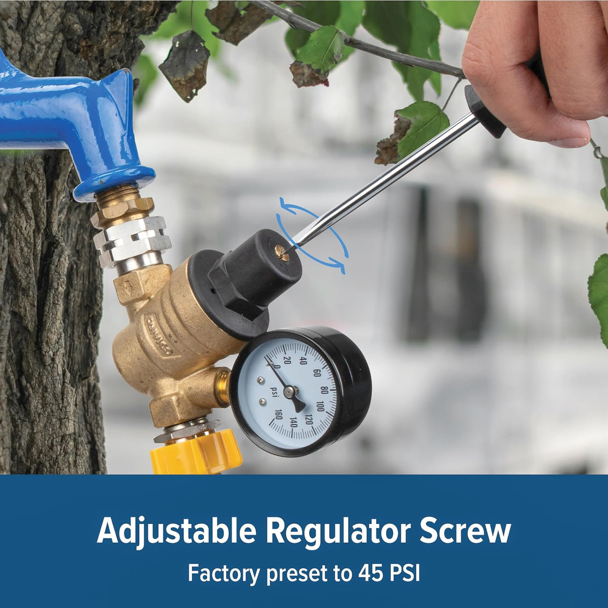 Camco Regulador de presión de agua de latón marino ajustable | Ayuda a detener daños a RV/electrodomésticos marinos, accesorios de fontanería y mangueras | Cuenta con roscas de manguera de jardín estándar para una conexión sencilla | (40058)