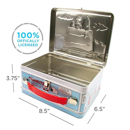 AQUARIUS Peanuts Snoopy Red Dog House Fun Box - Caja de almacenamiento de lata resistente con mango de plástico y cubierta frontal en relieve, producto oficial de Peanuts y regalo coleccionable