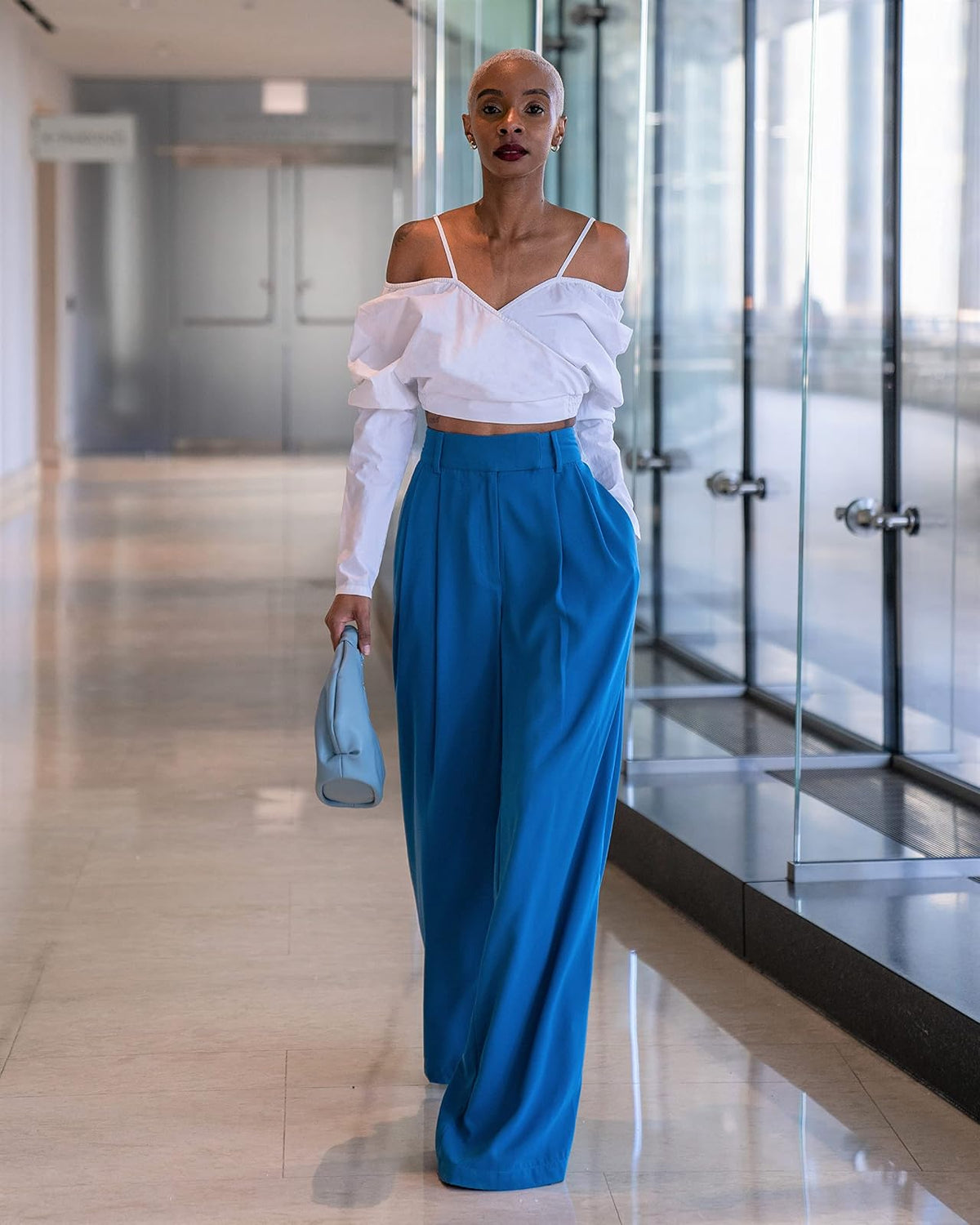 The Drop Crop Top para Mujer, Drapeado con Hombro Descubierto, Blanco, por @signedblake