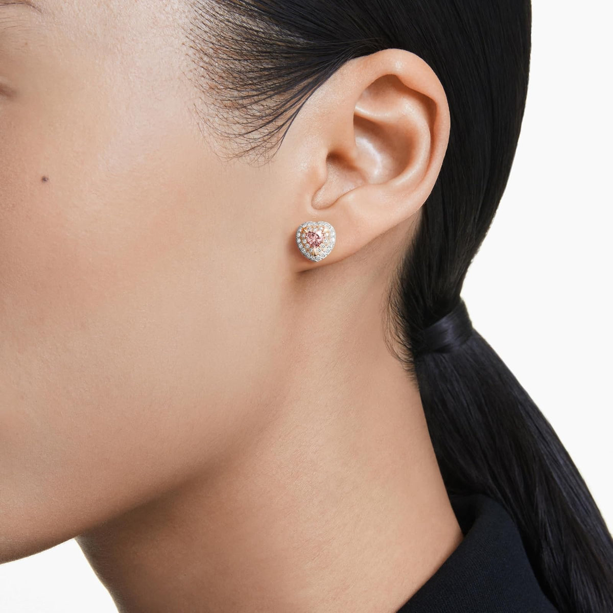 arete Swarovski One con forma de corazón, pavé, corazón, rosa, acabado de metal mixto
