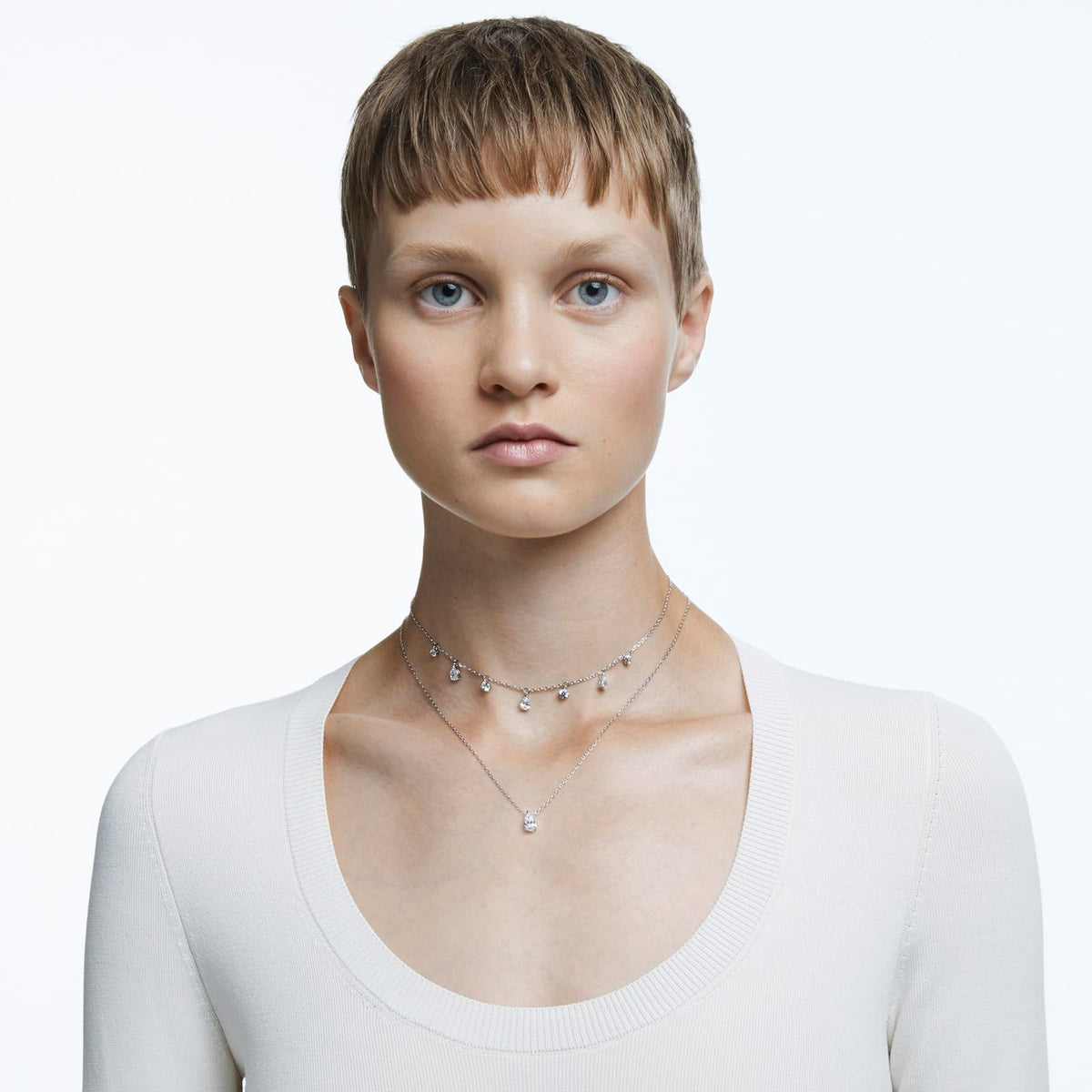 Colección de joyas de collar y arete de vidrio Swarovski Attract